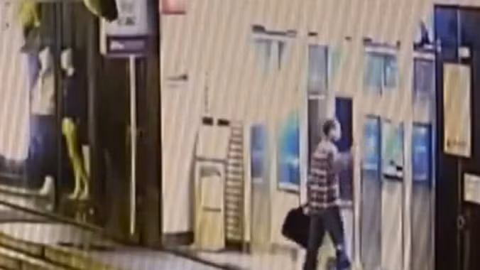 Người đàn ông đã đập phá 9 máy ATM sau khi không rút được tiền.