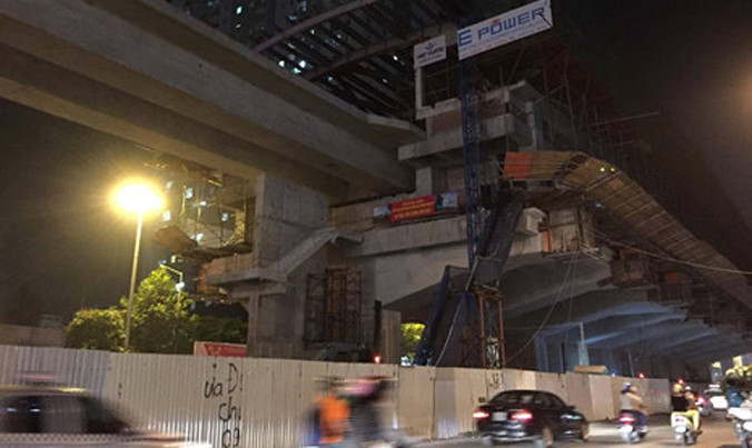 Hiện trường khu vực nam công nhân bị rơi xuống đất.