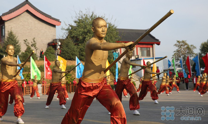 Hơn 1.500 võ sinh đã quy tụ về khu danh thắng Thiếu Lâm Tự nằm trên núi Tung Sơn, thành phố Trịnh Châu, tỉnh Hà Nam (Trung Quốc) để tham dự Liên hoan Võ Thiếu Lâm Quốc tế Trịnh Châu lần thứ 11 khai mạc hôm 16/10. Ảnh: dahe.cn.