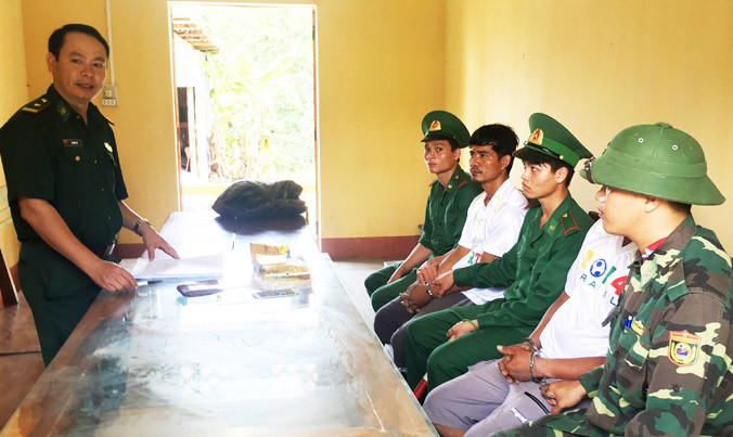 Hai đối tượng (áo trắng) vận chuyển ma túy đá đã bị khởi tố.