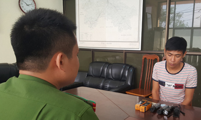 Đối tượng Thành cùng tang vật tại cơ quan điều tra. Ảnh: V.Dũng.