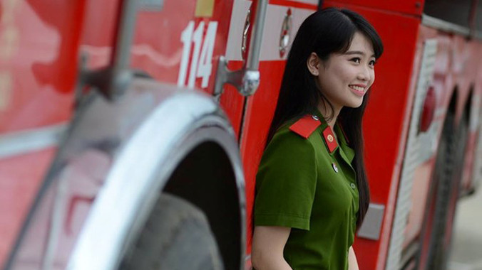 Thùy Linh vinh hạnh được đứng trong hàng ngũ người chiến sĩ công an nhân dân Việt Nam. Ảnh: NVCC.