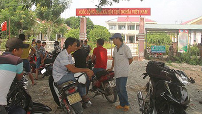 Người dân tập trung trước trụ sở UBND xã Chư Rcăm, nơi Công an đang lấy lời khai của 23 đối tượng liên quan.