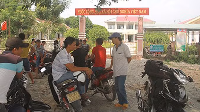 Người dân tập trung trước trụ sở UBND xã Chư Rcăm, nơi Công an đang lấy lời khai của 23 đối tượng liên quan.