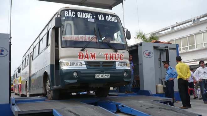 Theo Thanh tra Bộ GTVT công tác “khám xe” ở các trung tâm đăng kiểm còn nhiều bất cập. Ảnh: Trọng Đảng