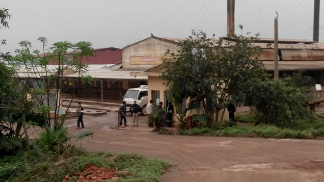 Các đối tượng lạ mặt phong tỏa lối ra vào nhà máy gạch