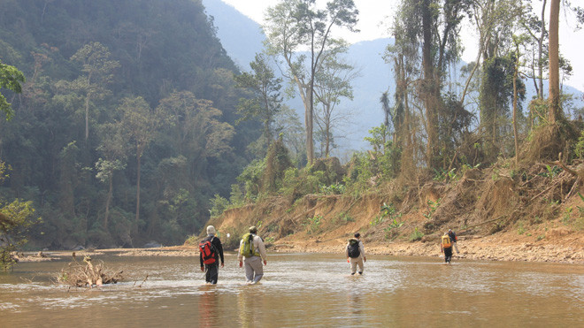 Đoàn thám hiểm lội suối vào Sơn Đoòng (Thái tử, người thứ 2 từ sau tới)