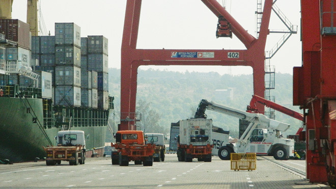 Thuốc lá Jet, Hero được vận chuyển từ Indonesia về cảng Shihanouk Ville (Campuchia) dưới dạng “tạm nhập tái xuất” nhưng lại được đưa sang VN. ảnh: LT