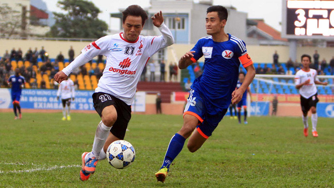 Đồng Tâm Long An (trái) cần chiến thắng trên sân nhà vòng này để tạm thoát khu vực đèn đỏ. ảnh: VSI