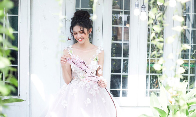 Á hậu Thanh Tú đẹp mê hồn trong bộ ảnh cô dâu