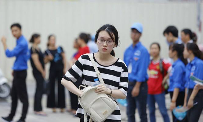 Thí sinh đến điểm thi sáng nay. Ảnh: Như Ý.