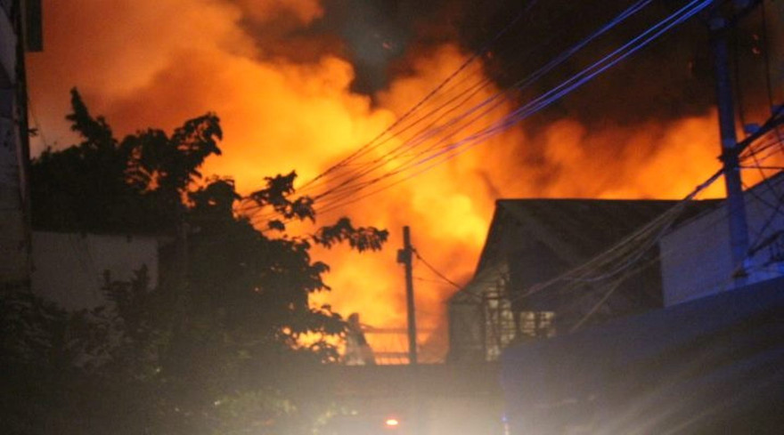 Ngọn lửa bùng cháy dữ dội.