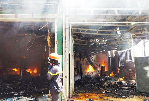 Dãy ki ốt bị bà hỏa tấn công