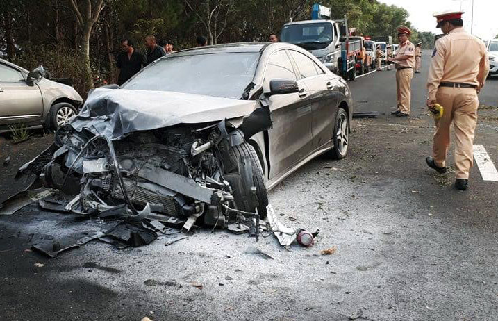 Hai ô tô tông trực diện trên cao tốc, 4 người thương vong