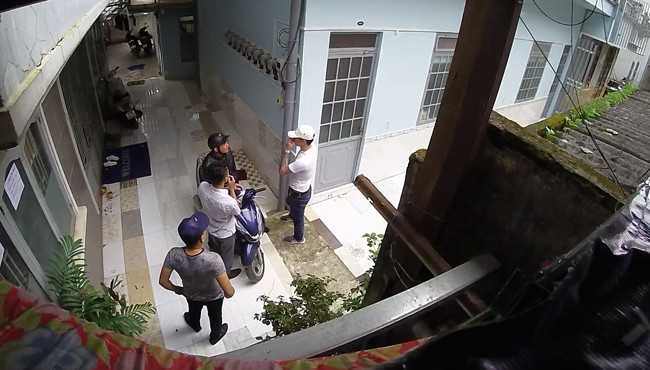 Nhóm thanh niên đến nhà ông bà giáo già đòi nợ.Ảnh chụp camera