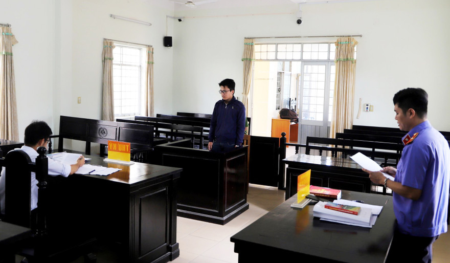 Phiên tòa xét xử Đinh Vĩnh Sơn 