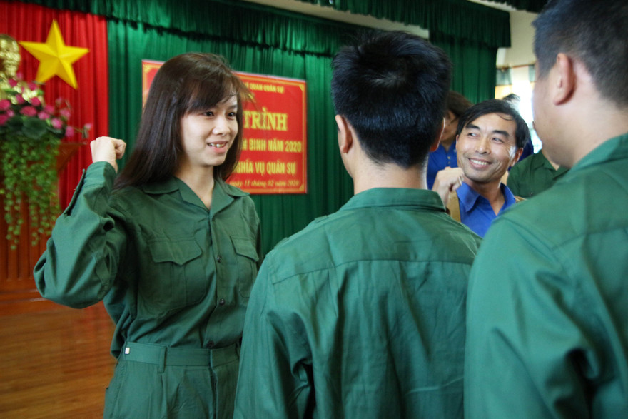 Bóng hồng cao nguyên Lâm Đồng thời khắc nhập ngũ