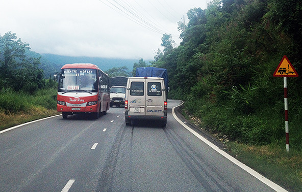 Xe khách lưu thông trên đèo Bảo Lộc (Lâm Đồng)