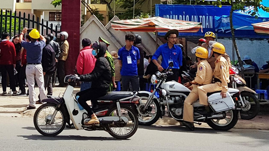 Thí sinh đến trường làm thủ tục dự thi.