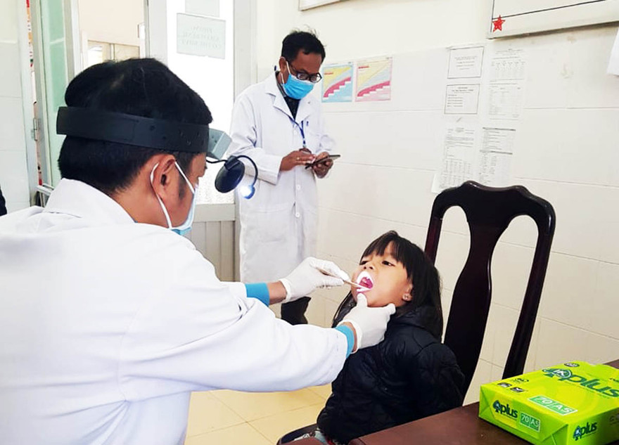 Khám sàng lọc bệnh bạch hầu ở Đam Rông