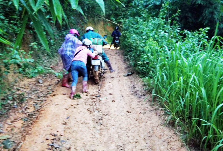 Đẩy xe máy trên đường sình lầy trơn trượt để vò TK 181.