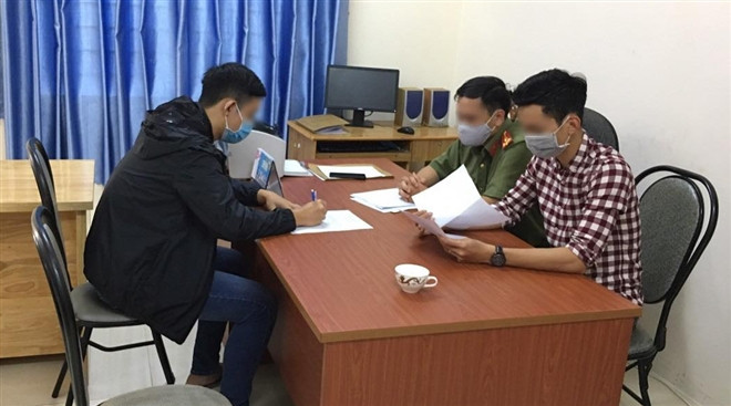 N.H.L (áo đen) tại cơ quan công an