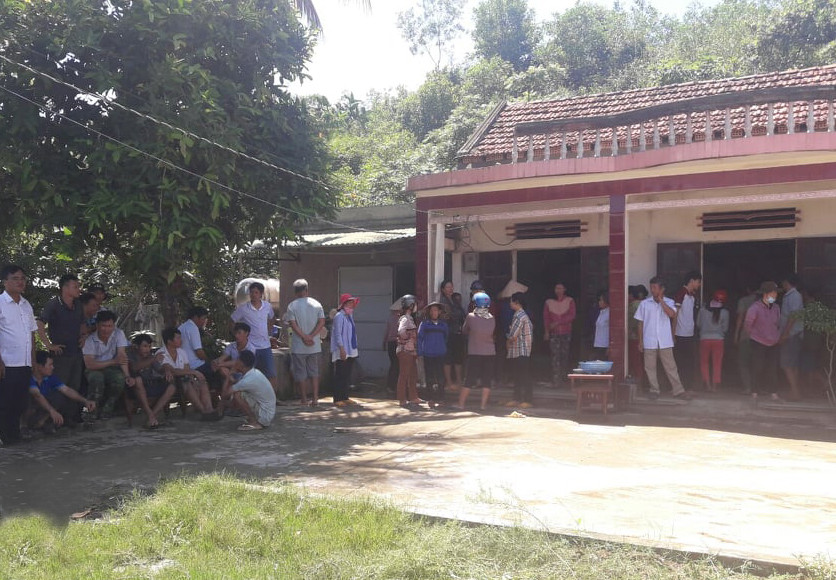 Nhiều người hỗ trợ gia đình nạn nhân lo hậu sự