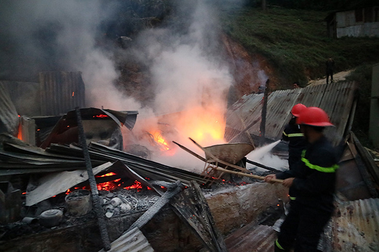 Xe chữa cháy không thể tiếp cận ngôi nhà, lính cứu hỏa phải dùng bình mini chữa cháy