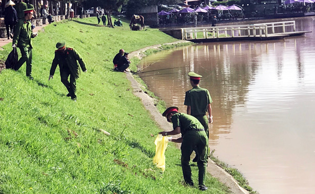 Các chiến sĩ trẻ của Công an tỉnh nhặt rác ven hồ