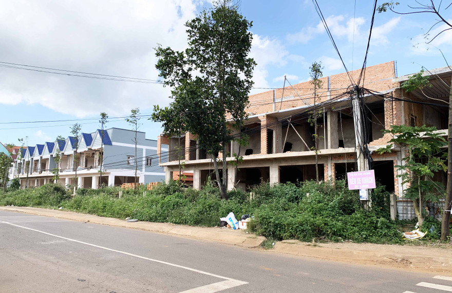 Hai dãy nhà dịch vụ của bến xe nhưng lại quay mặt ra đường Trần Phú