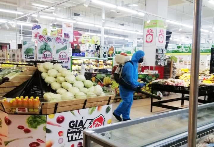 Phun thuốc khử khuẩn tại nơi mà ông M.N đã đến