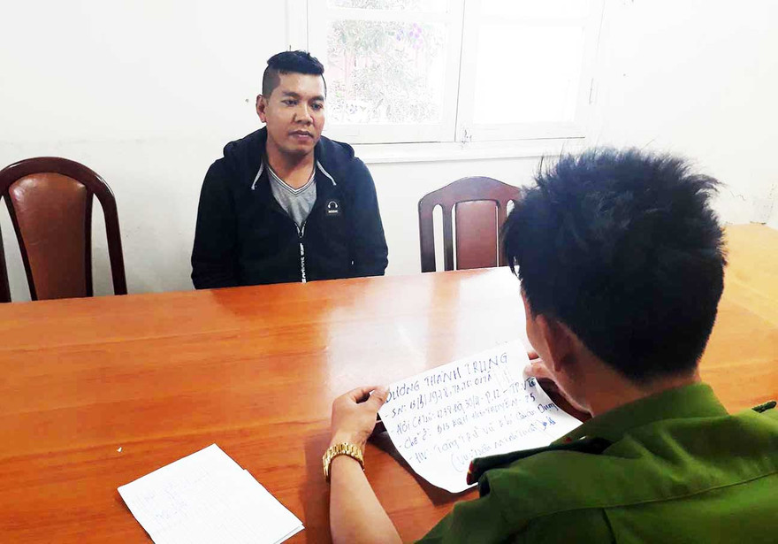 Lấy lời khai của đối tượng ra đầu thú