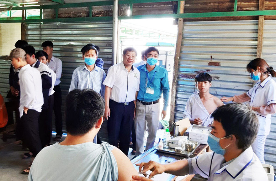 Tiêm phòng vắc xin bạch hầu cho HS xã Đạ R'sal