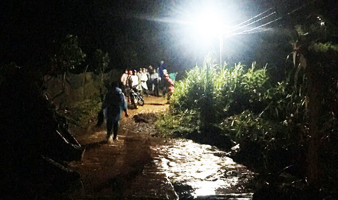 Tìm kiếm người bị nước cuốn trong đêm