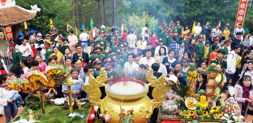 Đông đảo người địa phương và du khách dâng hương