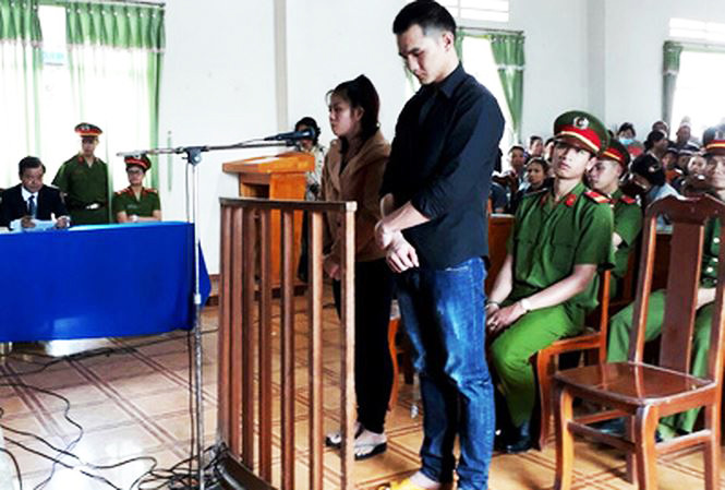 Các bị cáo Đức và Hương tại phiên xét xử sơ thẩm