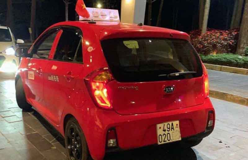 Vợ chồng ông T chụp lại ảnh chiếc taxi