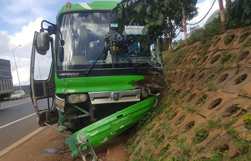 Phóng nhanh, xe khách tông vào bờ taluy ven Quốc lộ 20