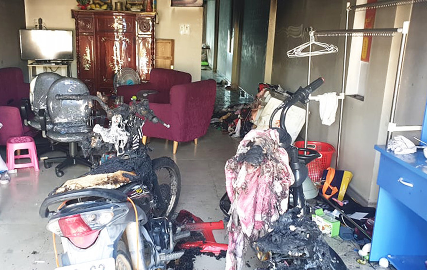 2 chiếc xe máy bị đốt cháy