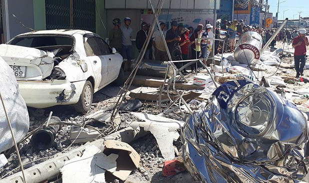 nhà cửa, ô tô bị xe tải tông