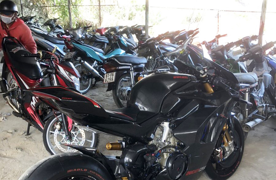 Hàng chục xe mô tô vi phạm bị tạm giữ