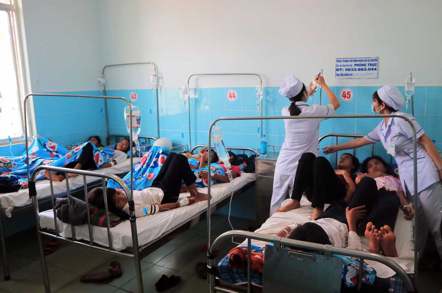 Các em HS đang được điều trị tại Trung tâm y tế Đức Trọng.