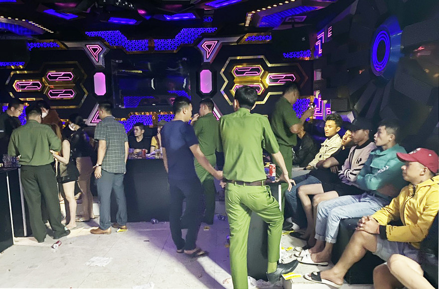 Phát hiện nhiều người sử dụng ma túy tại Karaoke W.