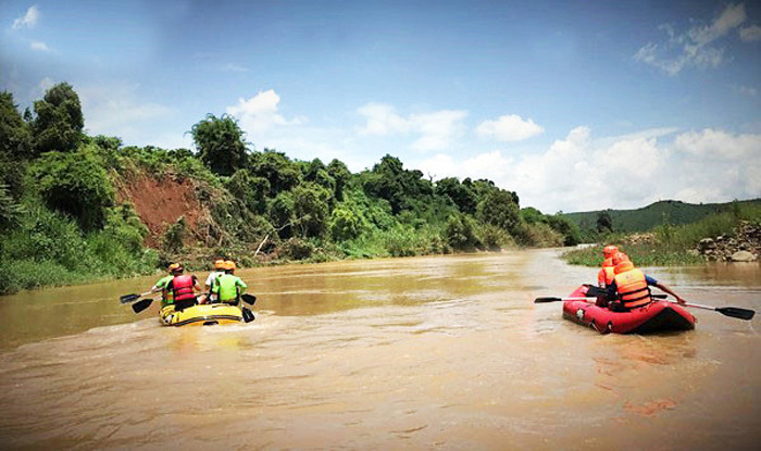 Lực lượng cứu hộ tìm kiếm người bị lũ cuốn trên sông Đạ Quay