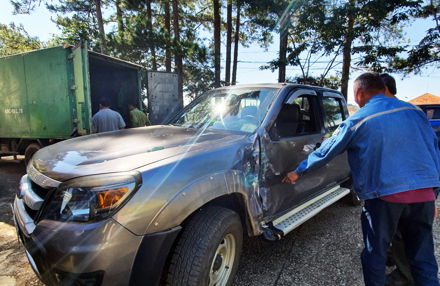 Xe tuần tra bị hư hỏng nặng