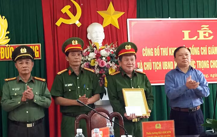 Thiếu tướng Bùi Văn Sơn trao thư khen cho Công an Đức Trọng