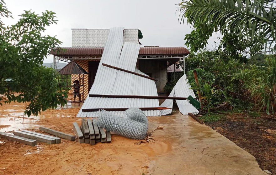 Lốc xoáy làm tốc mái nhà