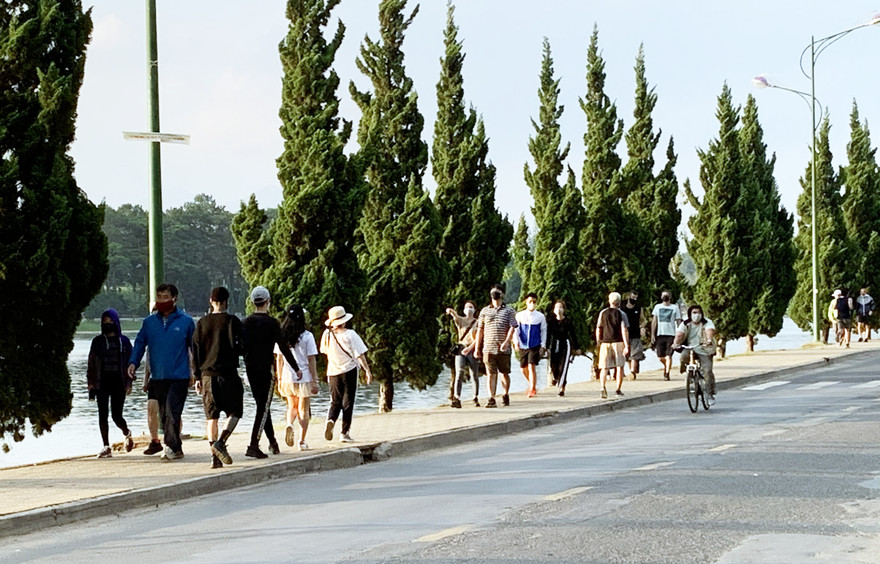 Nhiều người đi bộ thể dục quanh hồ Xuân Hương