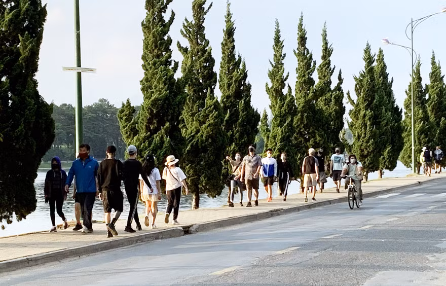 Nhiều người đi bộ thể dục quanh hồ Xuân Hương