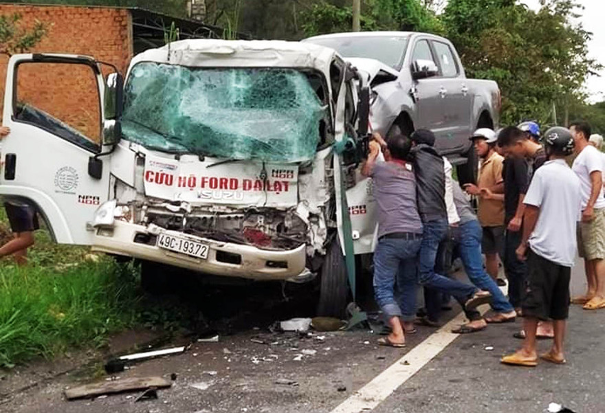 Phá cửa xe cứu hộ để cứu tài xế